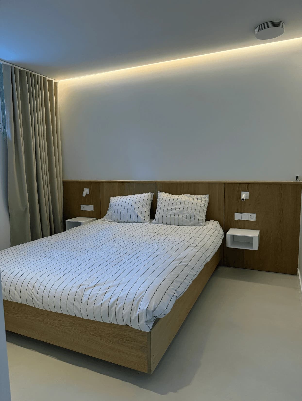 Private Suite bedroom at Murmures — custom French oak headboard and ambient lighting, luxury guesthouse near Paris