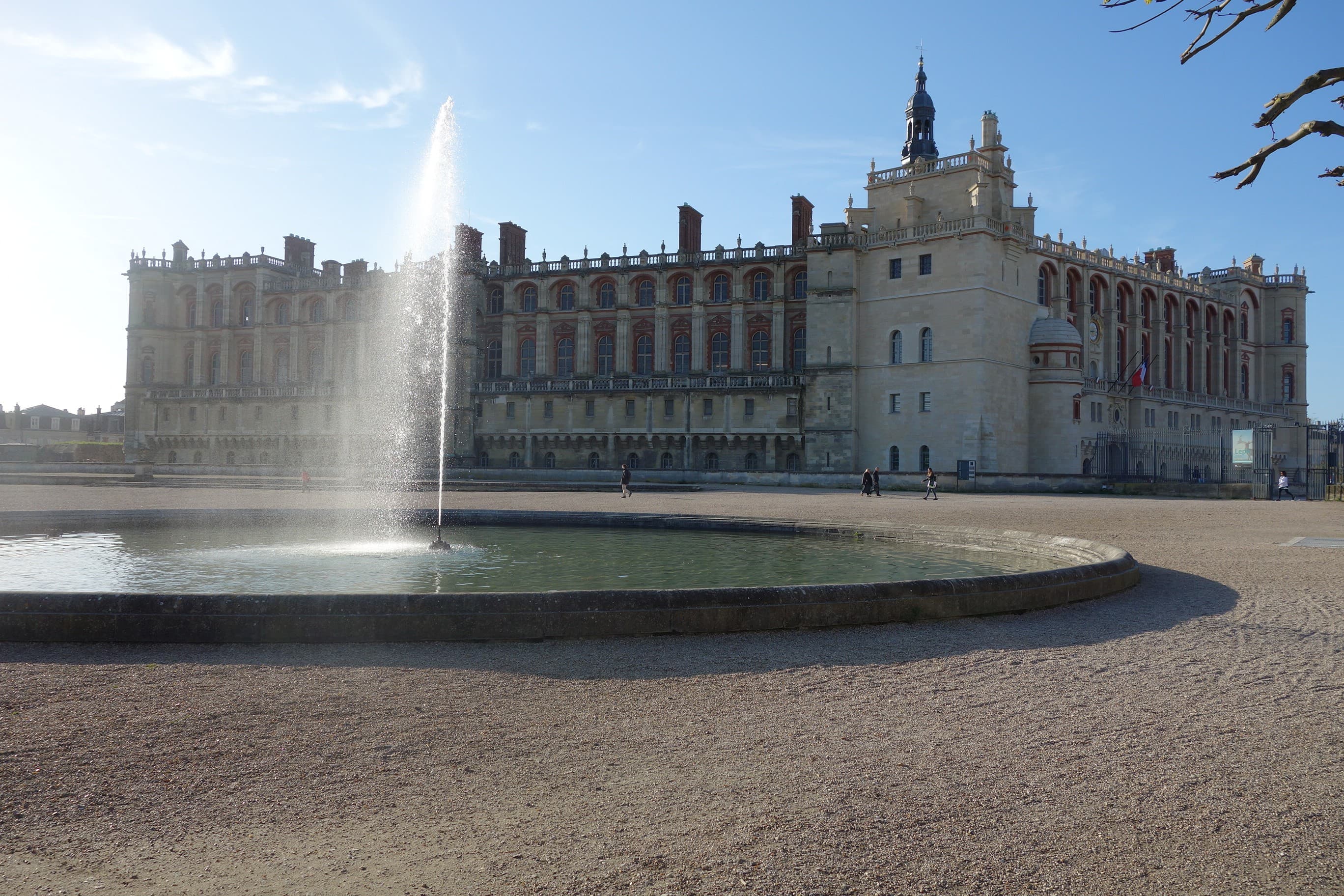 Chateau de Saint-Germain-en-Laye with fountain — historic landmark near Murmures guesthouse