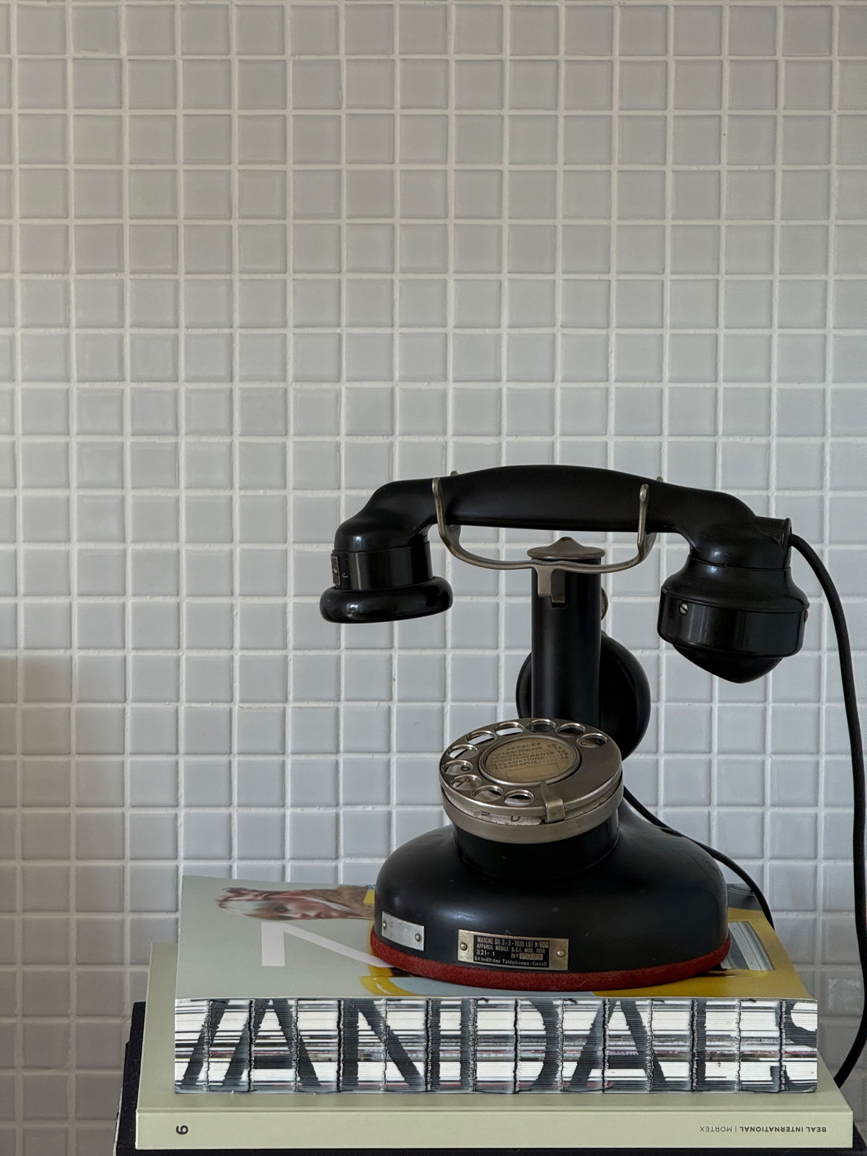 Vintage rotary phone — Contact Murmures luxury guesthouse, Saint-Germain-en-Laye