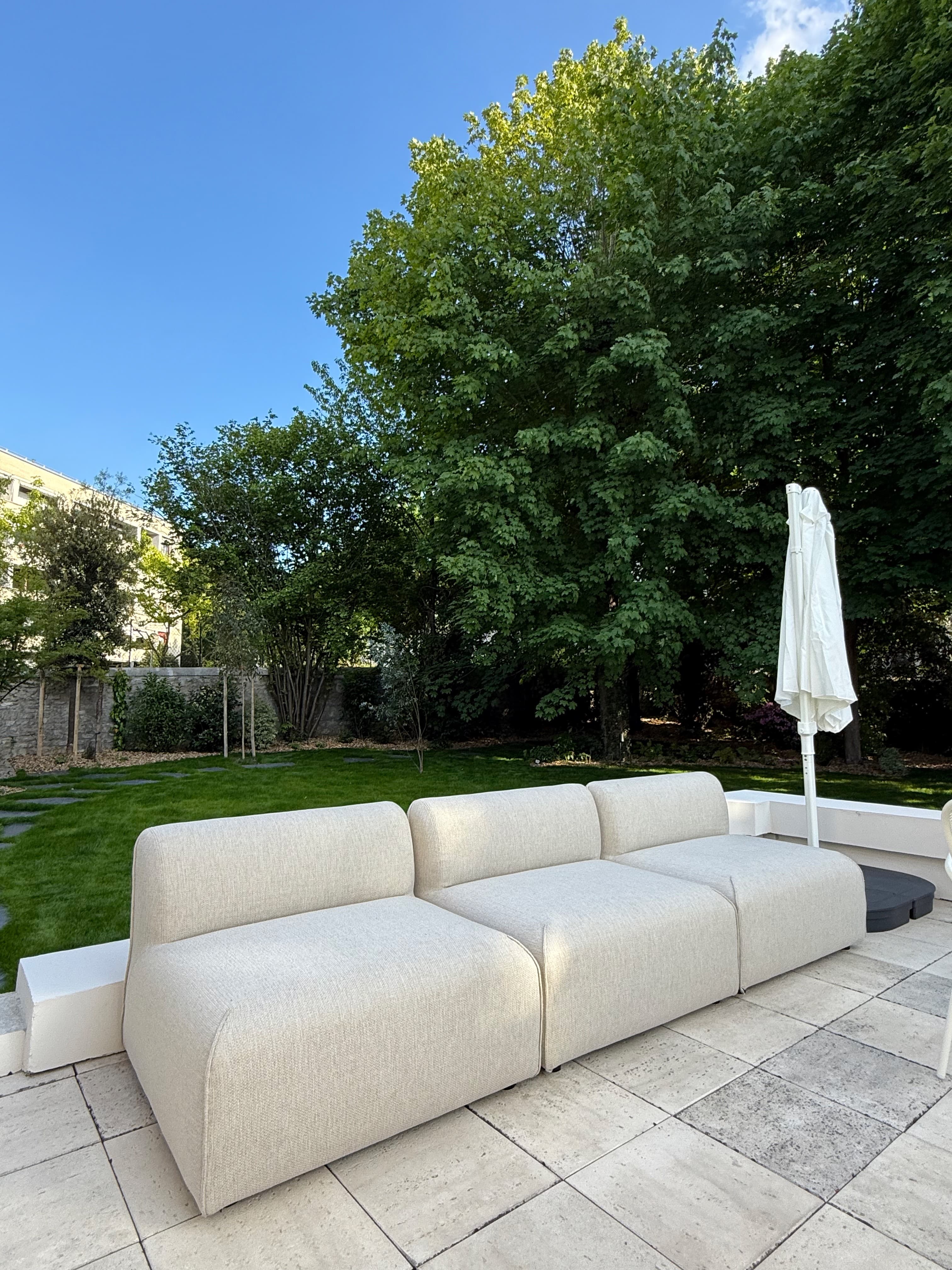 Outdoor terrace and garden lounge at Murmures — charming guesthouse near Paris and Versailles